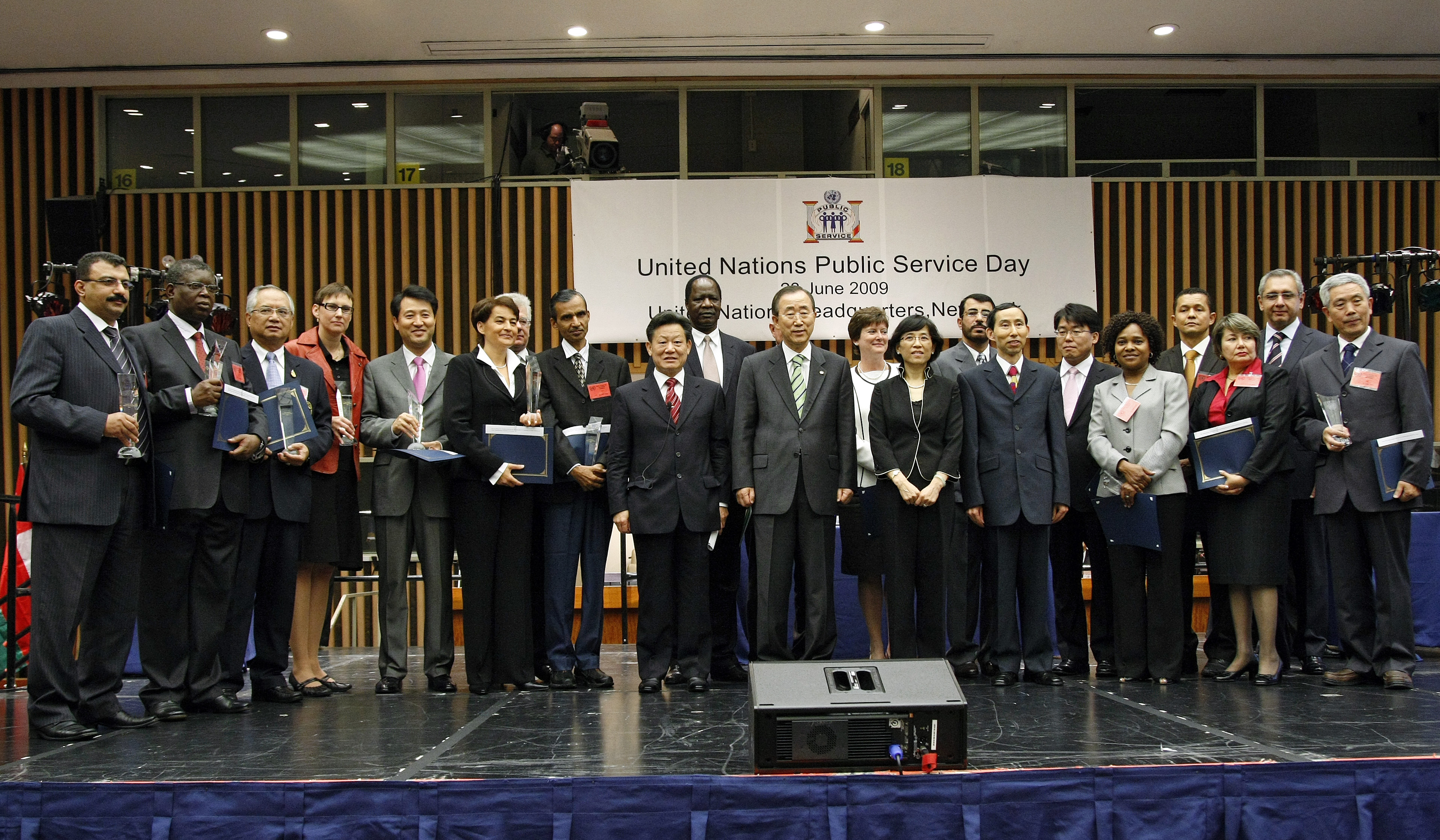 Haiyan with the SG, former USG SHA and winners of the 2009 UNPSA